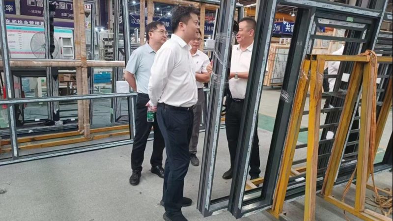 封阳台推拉窗与平开窗：尺寸标准揭秘与选择要点